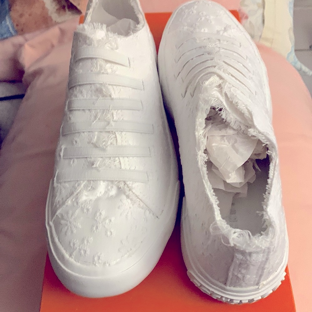 NWT ROCKET DOG Size 8.5M SLIP-ON SNEAKERS WHITE JOKES LUCKY EYELET